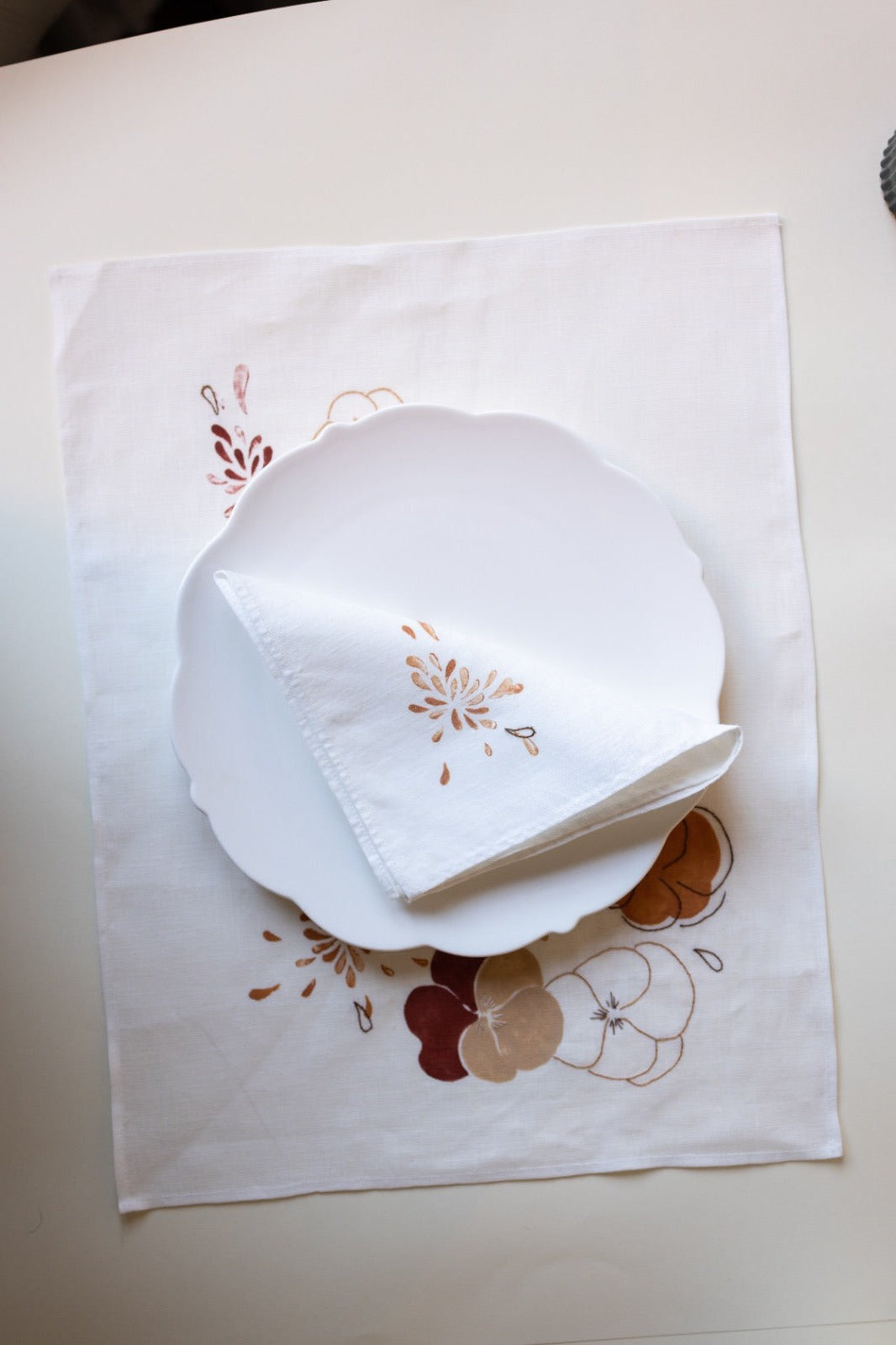 Linen Placemat with bordeaux flowers