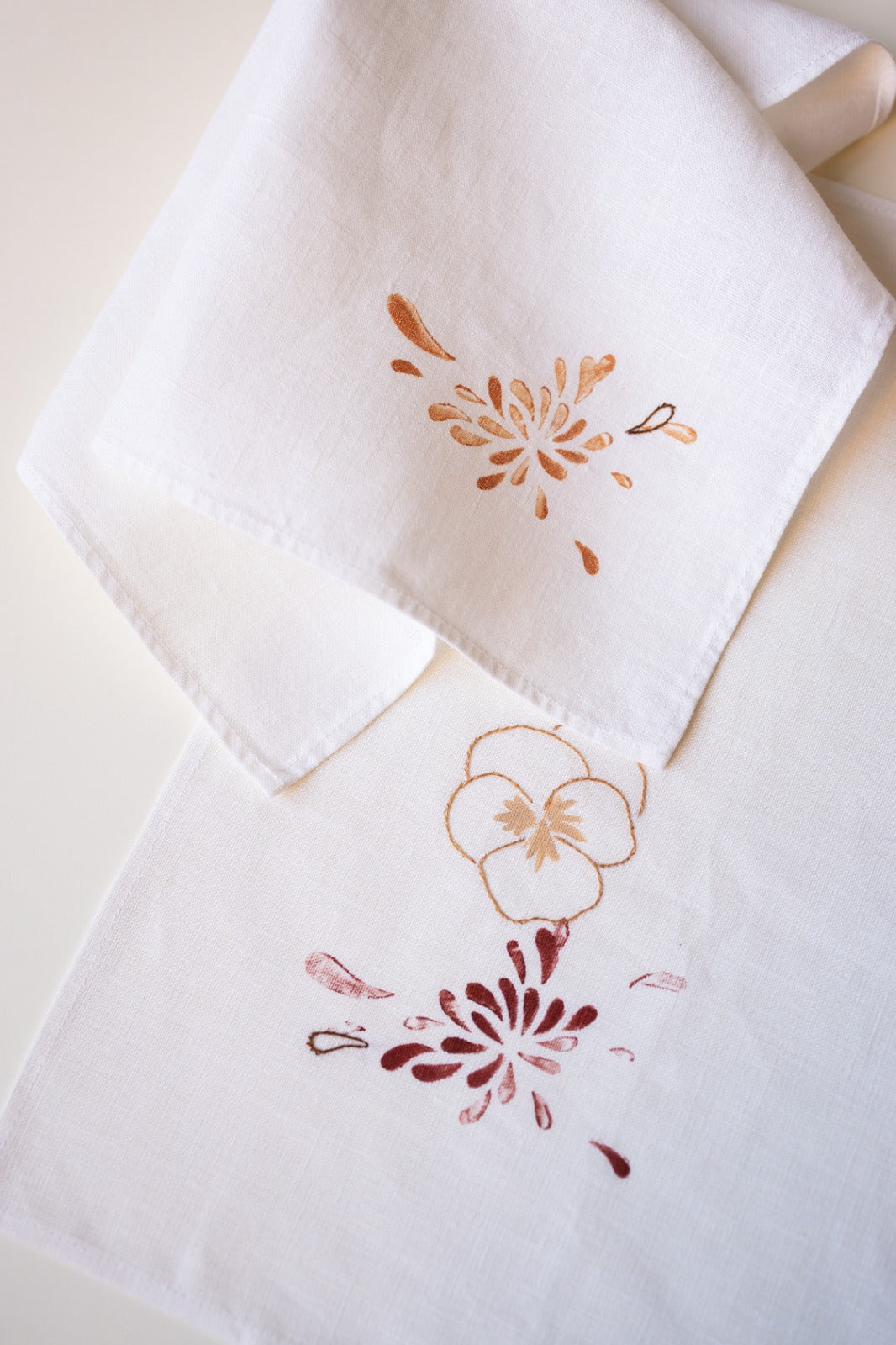 Linen Placemat with bordeaux flowers