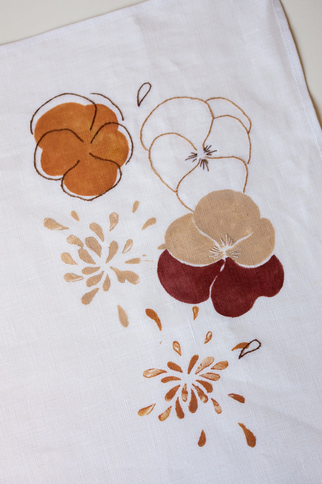 Linen Placemat with bordeaux flowers