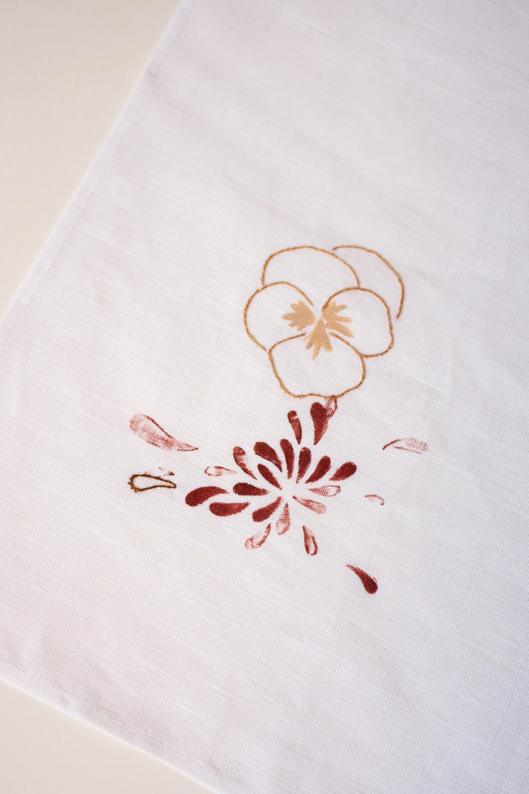 Linen Placemat with bordeaux flowers