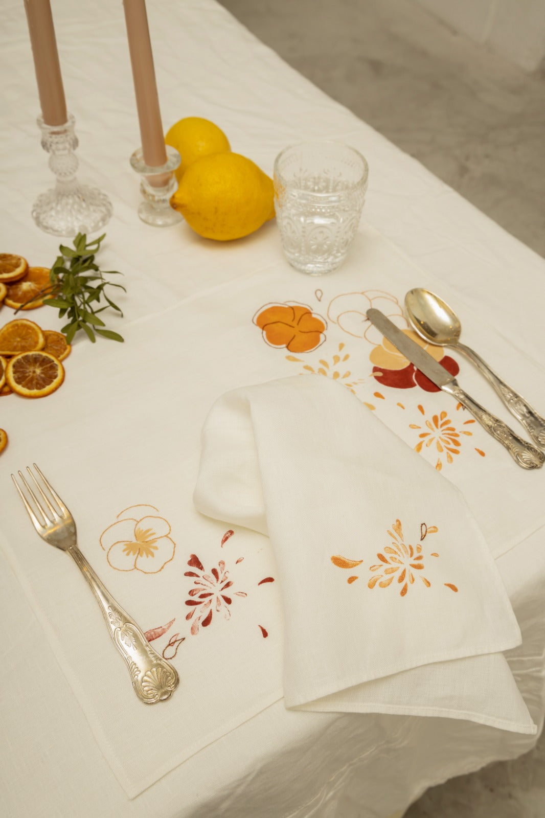 Linen Placemat with bordeaux flowers